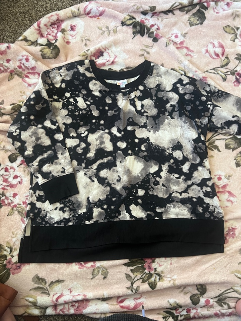 LuLaRoe Women’s Black & Gray Tie-Dye Pullover Sweatshirt